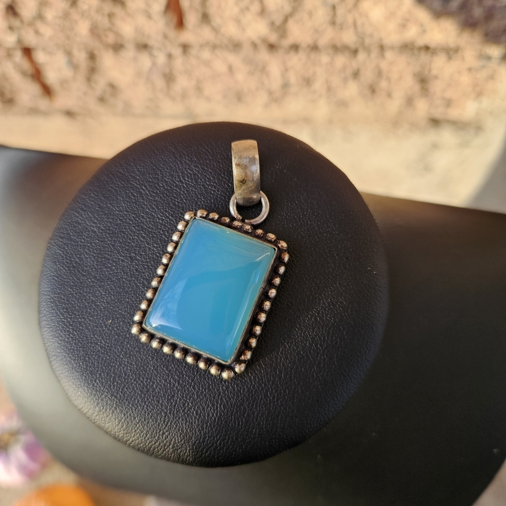 Elegant Blue Pendant Necklace